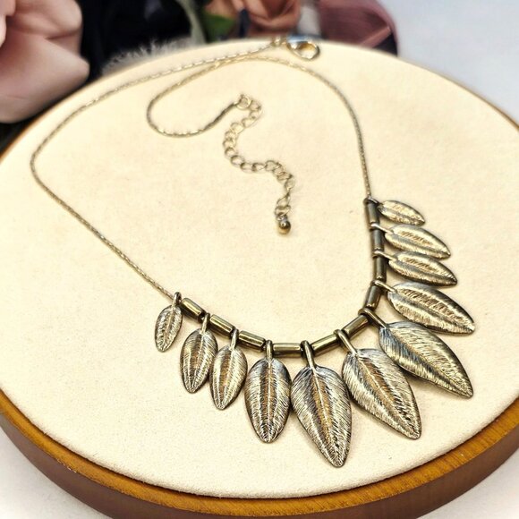 🔥$5/$25 Golden Leafy Necklace - Picture 1 of 8